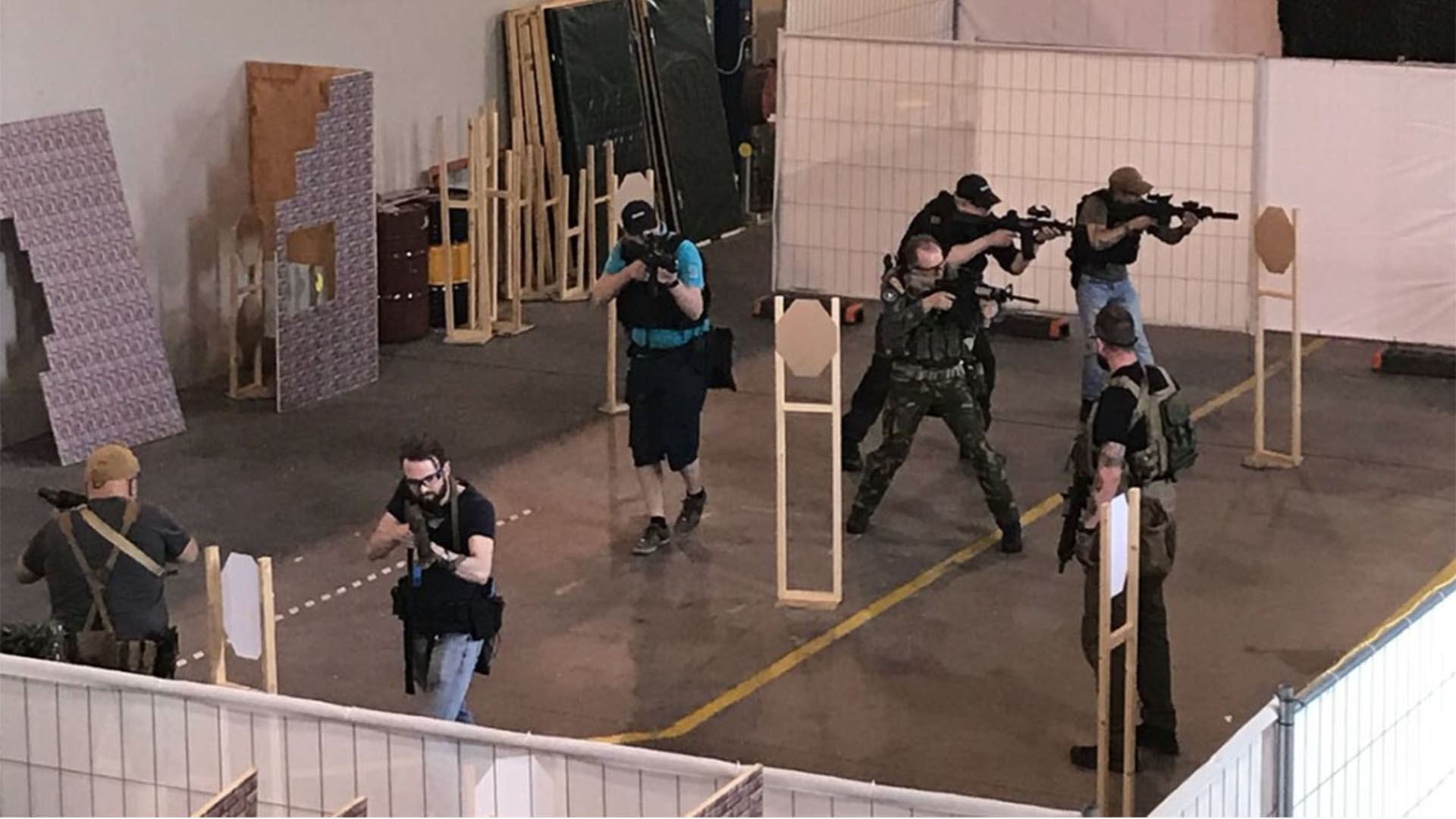 Verschillende airsofters nemen deel aan een BOSS-workshop bij het Nationaal Airsoft Centrum