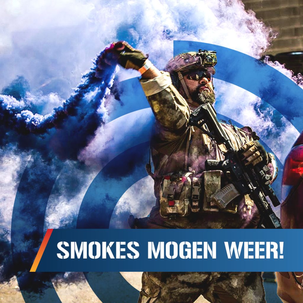 airsoft-speler-met-airsoft-rook-granaat-smoke-grenades