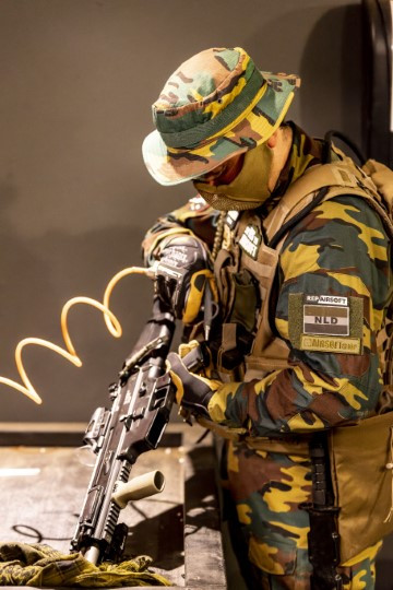 Airsofter die zijn replica aan het onderhouden is