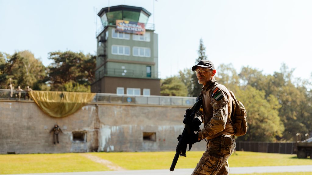 Airsofter tijdens de unieke skirm van de jubileumbeurs bij de oude verkeerstoren op Vliegveld Twenthe Evenementenlocatie