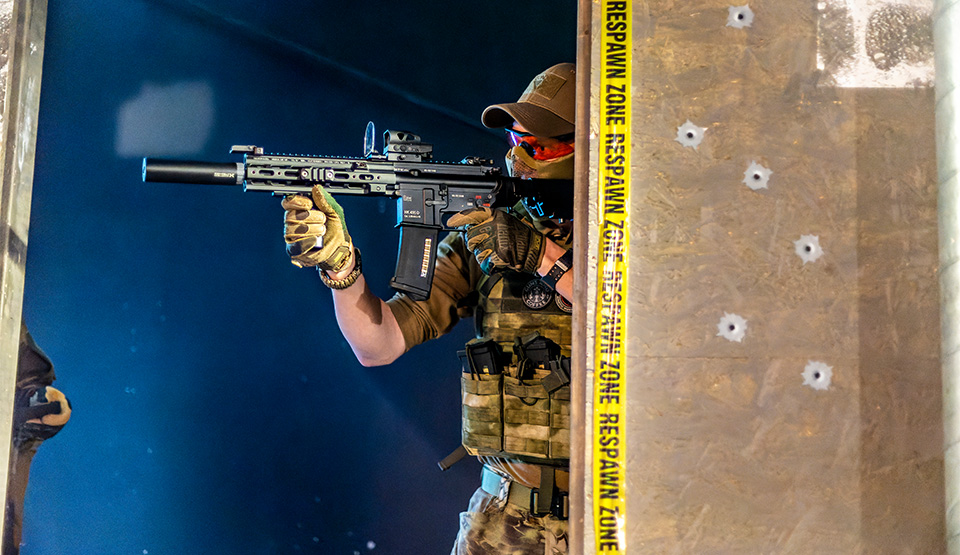 Airsofter bij Blackout Airsoft tijdens een indoor skirm