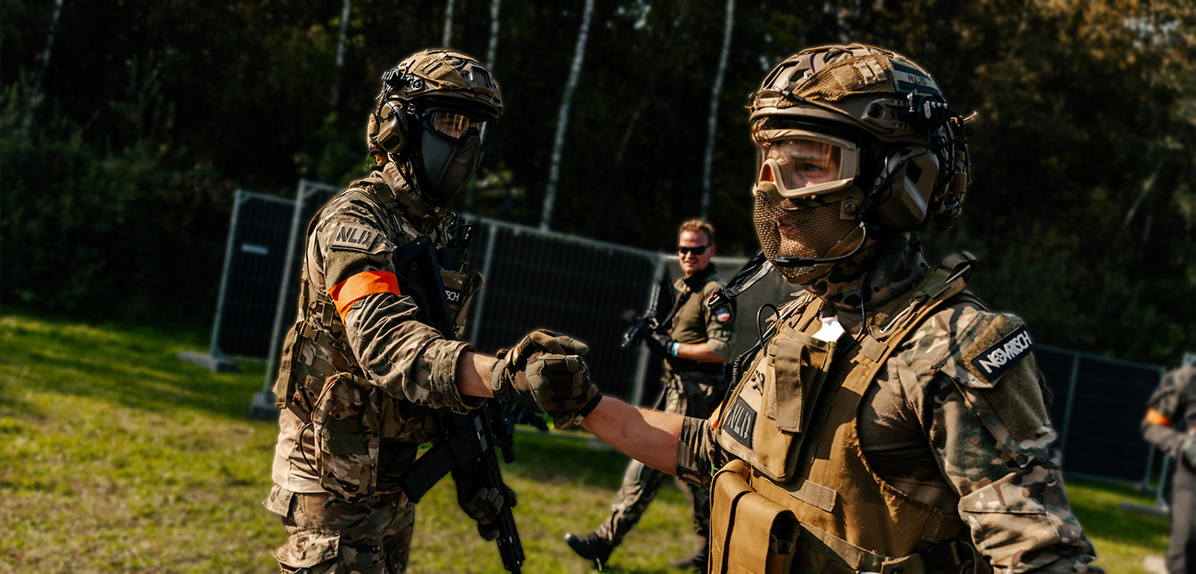 Twee airsofters op locatie die elkaar feliciteren