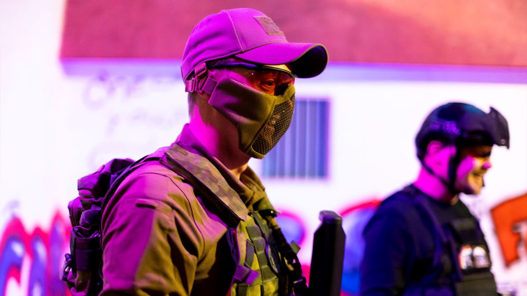 Airsofter tijdens een briefing op een indoor skirm locatie.