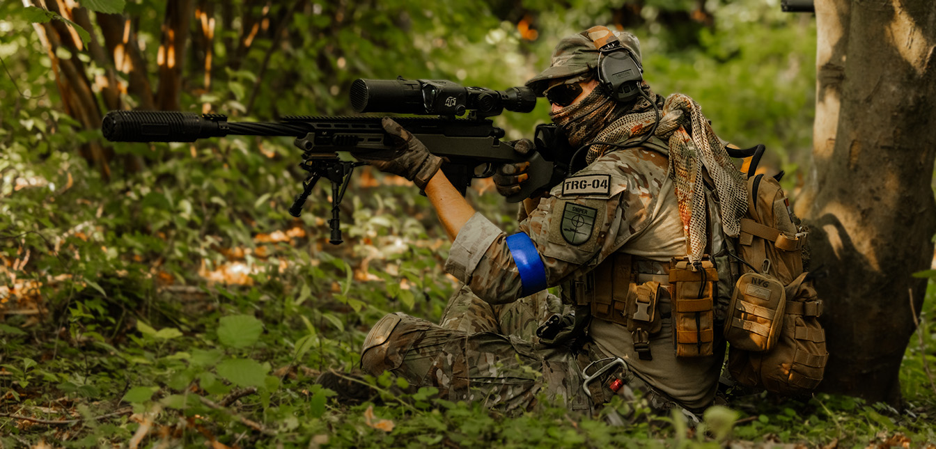 Airsoft sniper tijdens een skirm in de bosjes