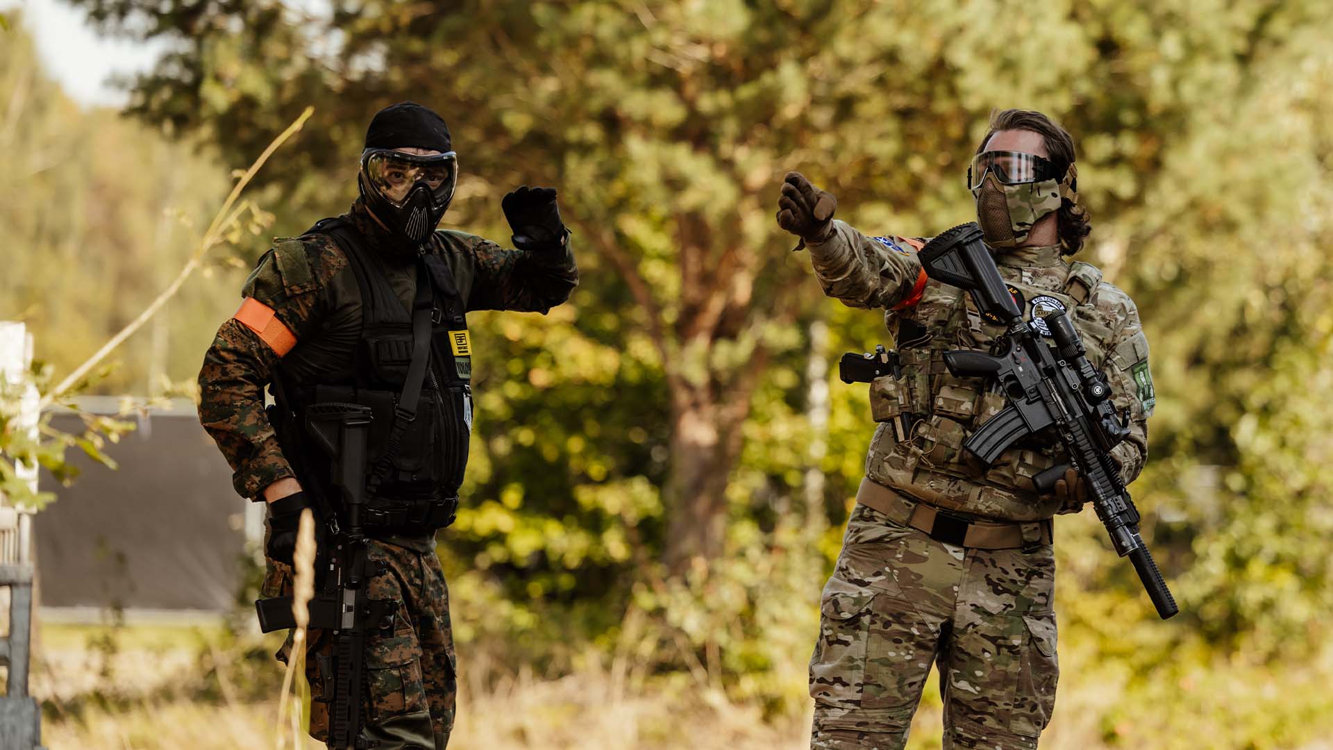 Twee spelers die aanwijzingen geven tijdens het airsoften op locatie.