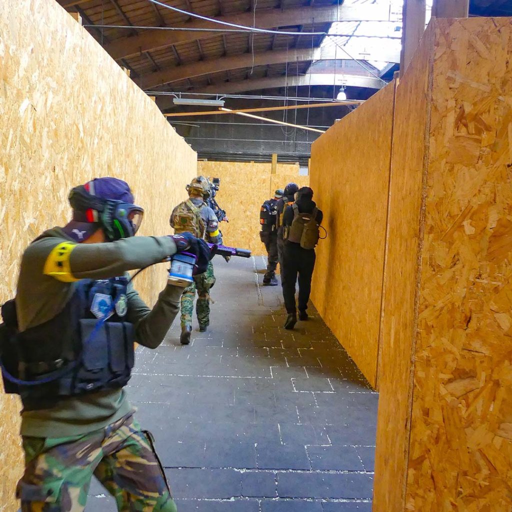 Speler tijdens een CQB-skirm bij Delta Airsoft Events