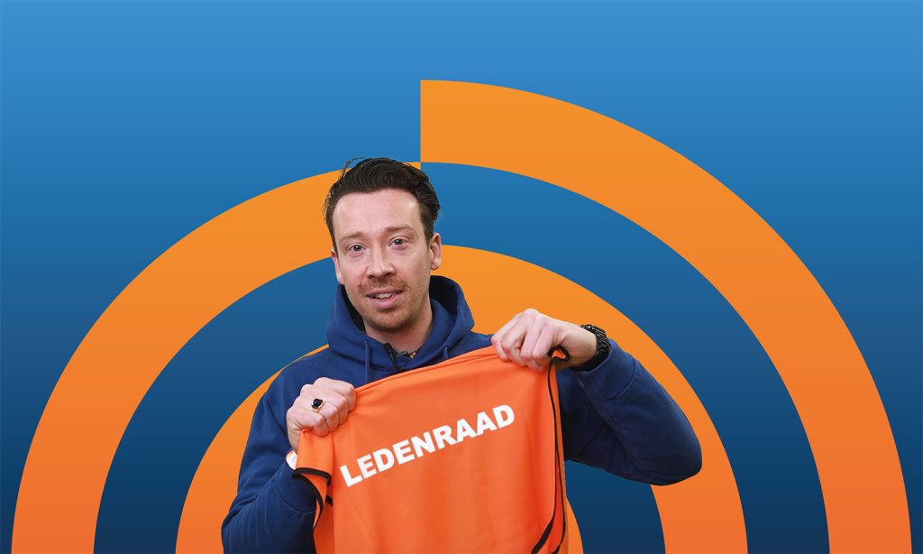 Een ledenraadslid met het ledenraadshesje