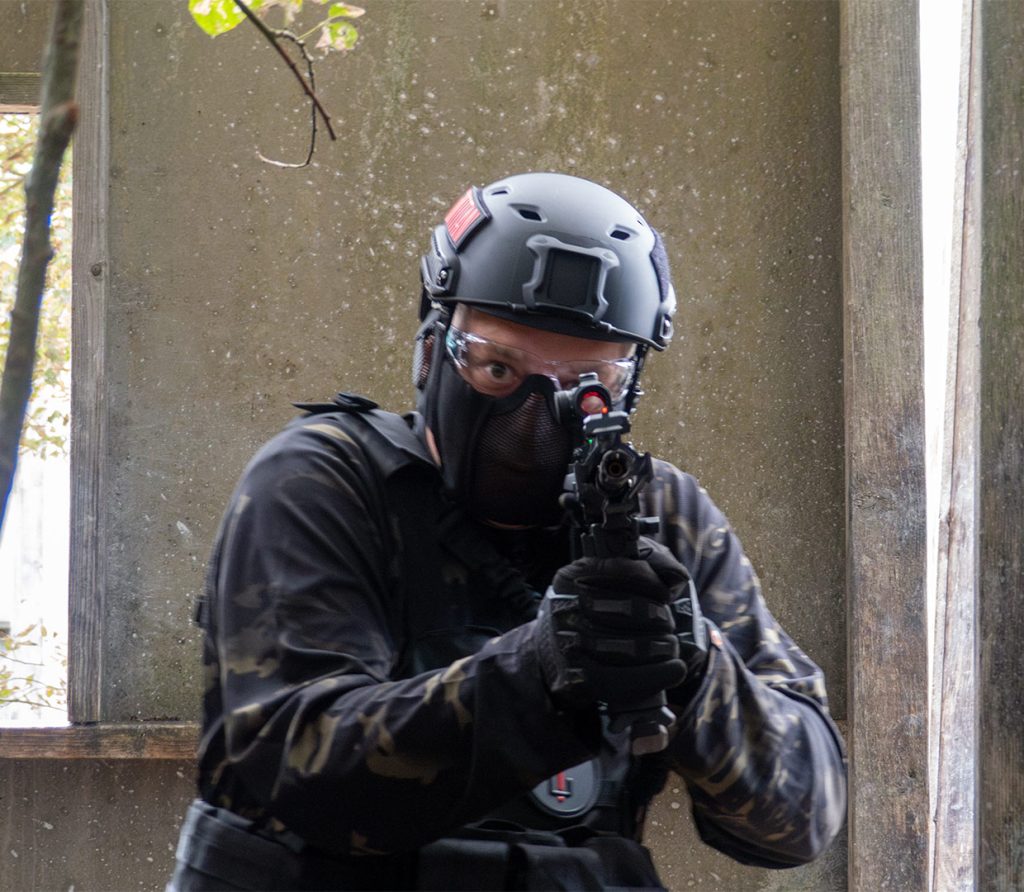 Een airsofter tijdens UAT#5 bij Let's Airsoft