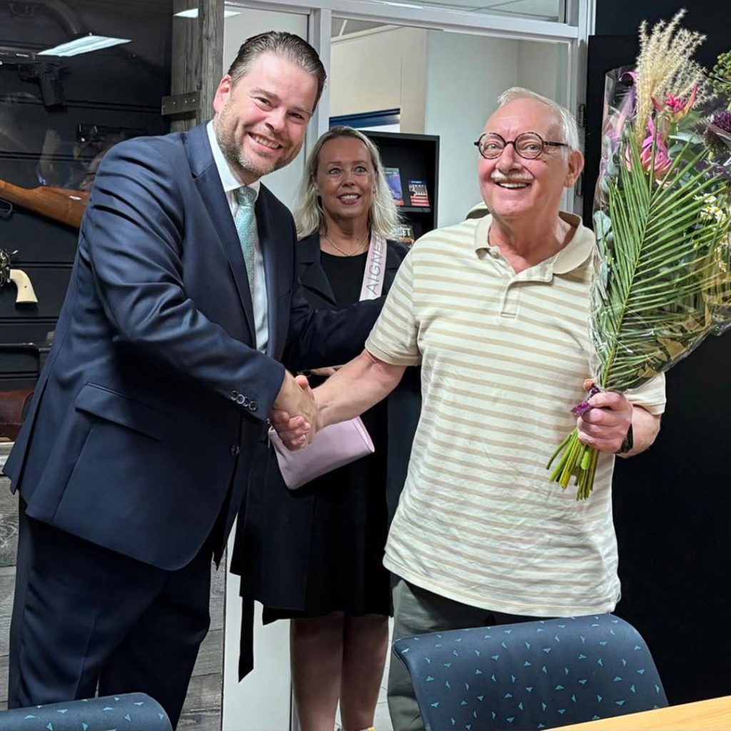 Jan van Rijn krijgt een bos bloemen voor zijn verdiensten