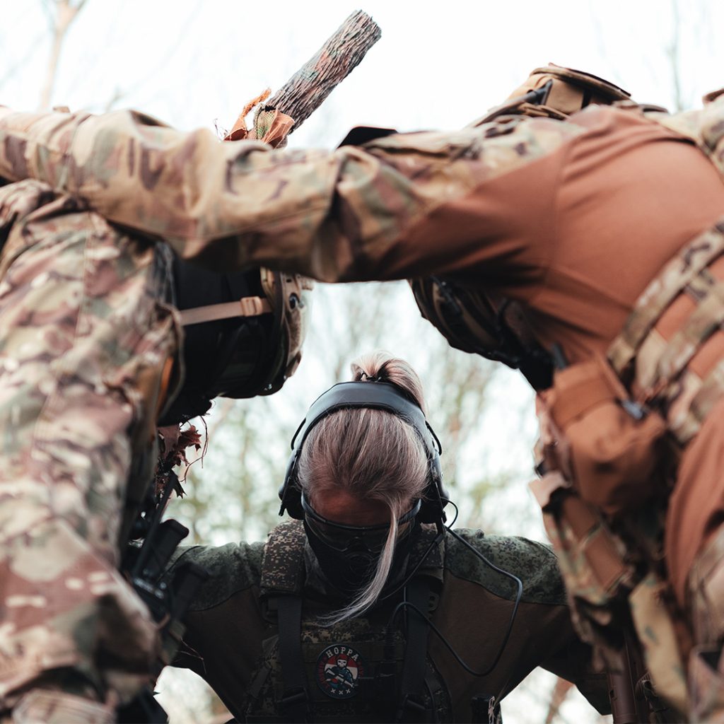 Mandy voor de We Are Airsoft campagne in groepsverband
