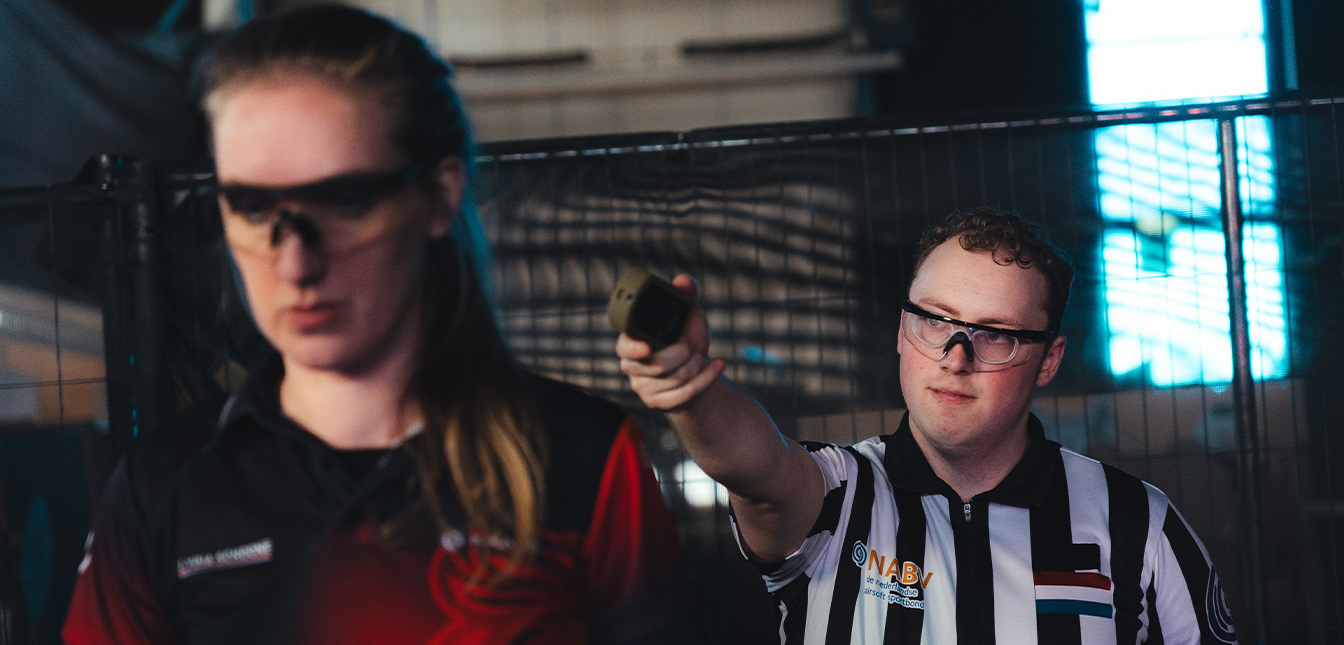 Airsofters tijdens een parcoursschietwedstrijd