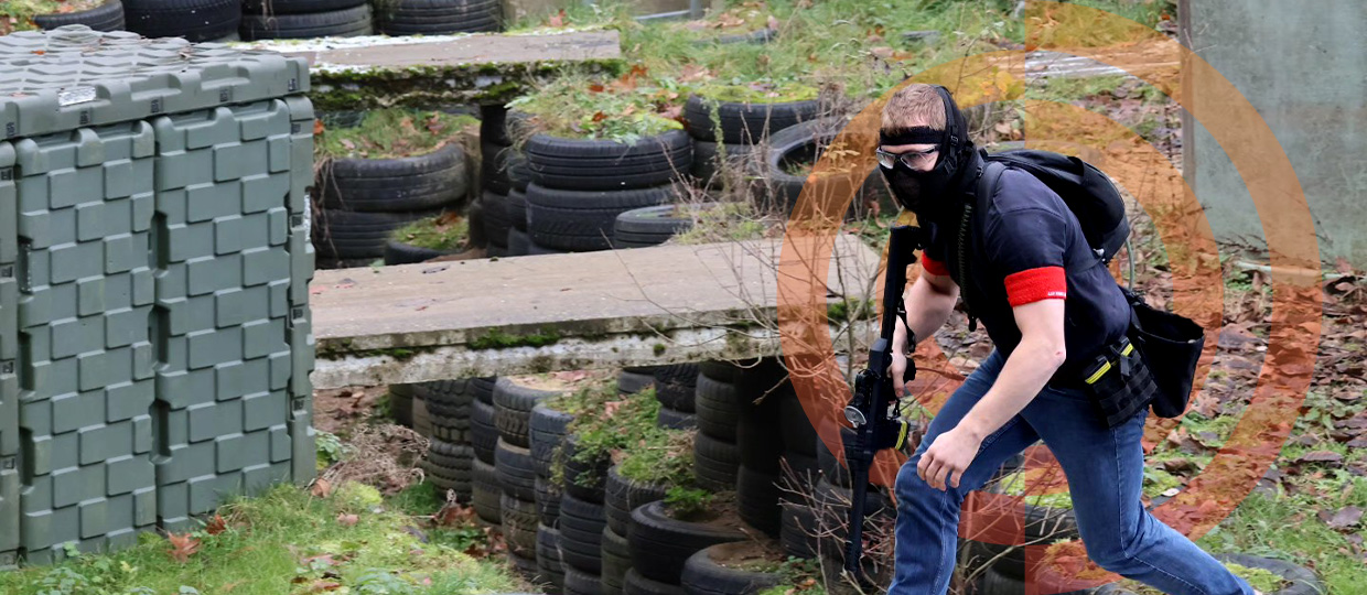 Een airsofter tijdens een open skirm bij Area077 in Venlo