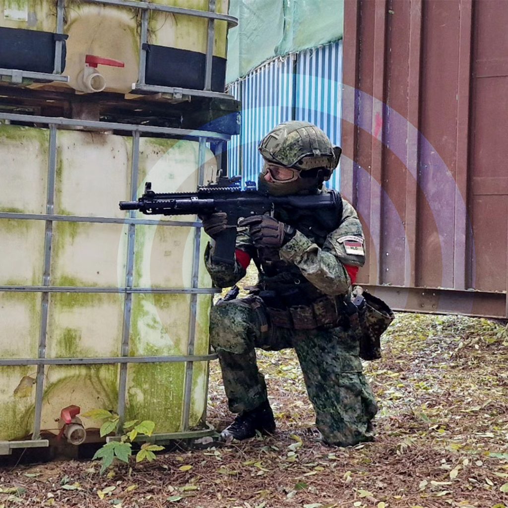 Een airsofter tijdens een open skirm van Area077