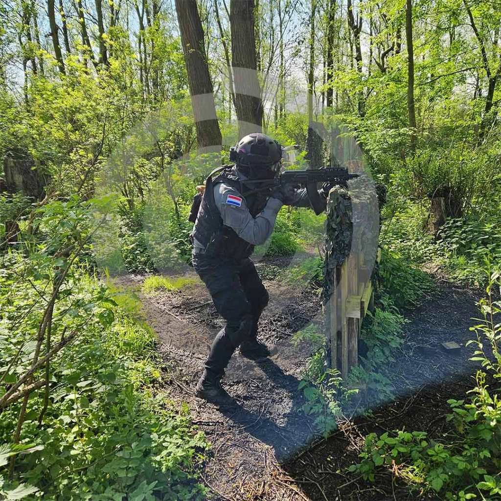 Een airsofter tijdens een open skirm bij Outdoor Delft