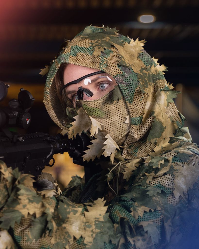 Sporter met camouflage tijdens een evenement